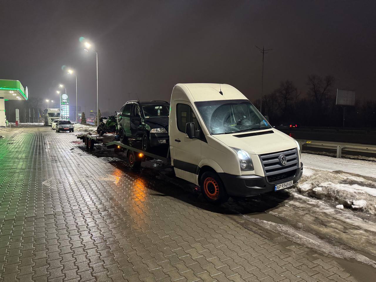 Евакуатор із лафетом перевозить одразу дві машини з Запоріжжя