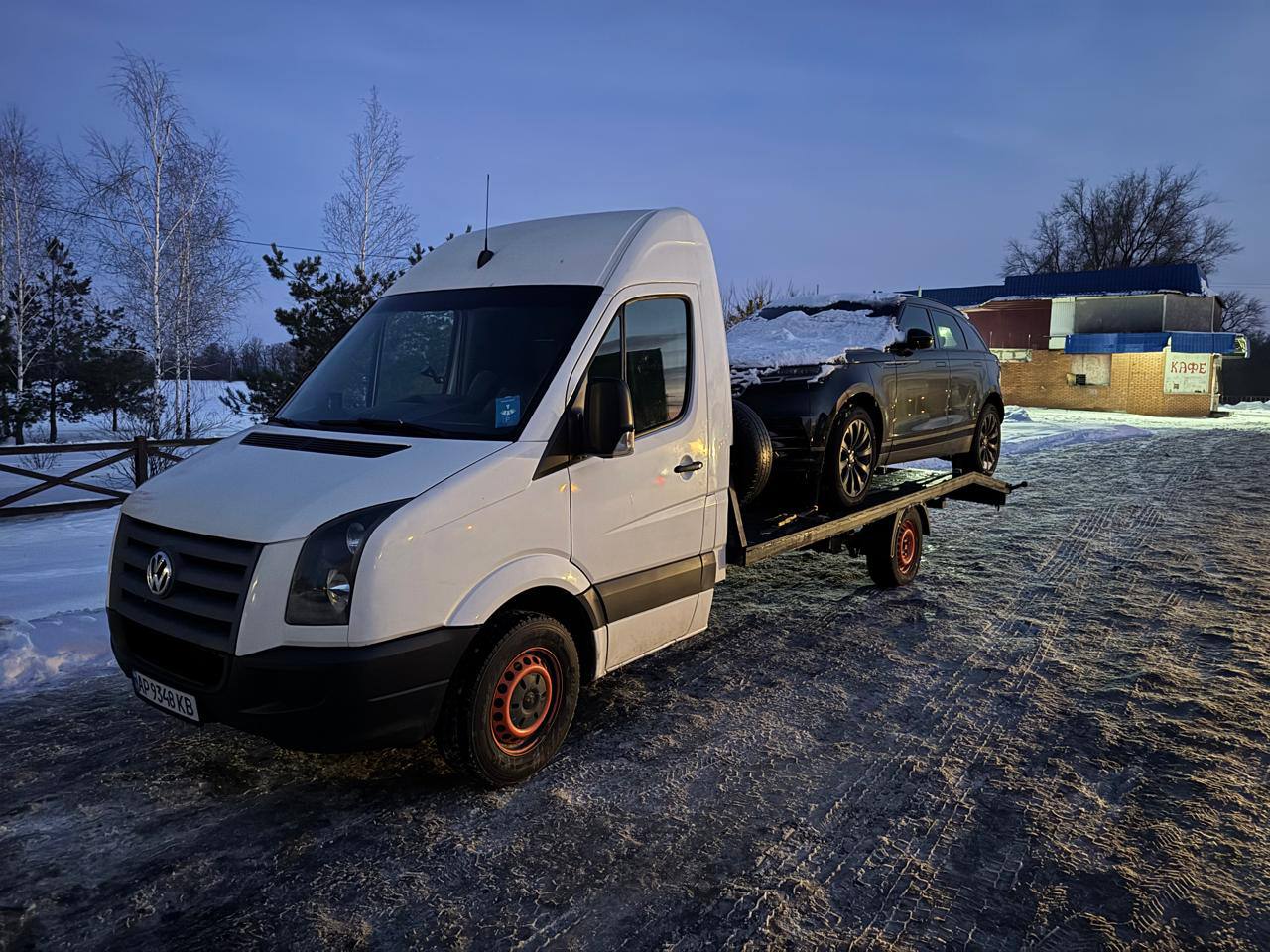 Евакуація легкового автомобіля на дорозі в Запоріжжі