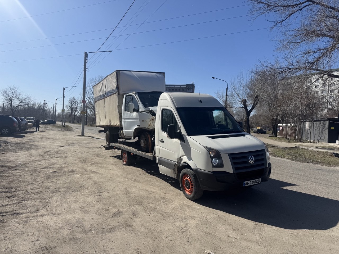 Евакуатор транспортує комерційний фургон вантажопідйомністю до 5 тонн